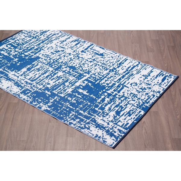 Fiesta Abstract Blue Indoor/Outdoor Plastic Area Rug - 6' x 9'