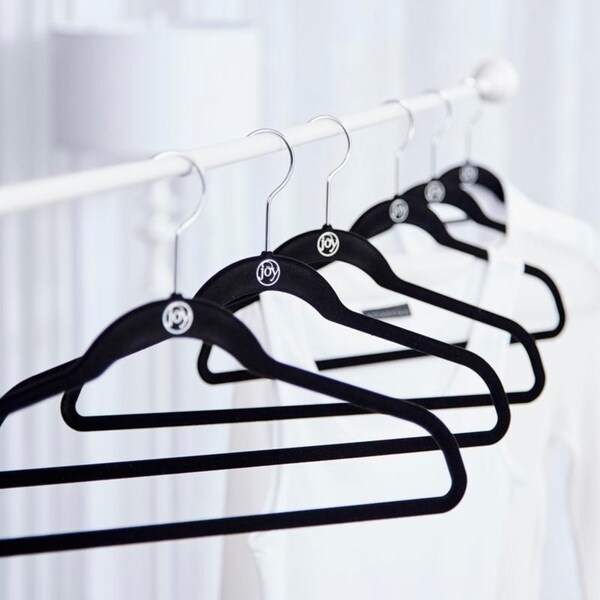 JOY MANGANO Huggable Hangers Closet Makeover and Accessory Set-Black/Brass 