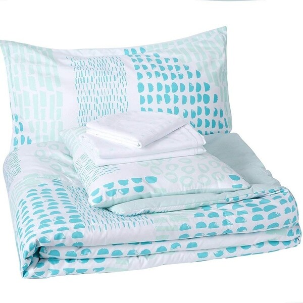 white comforter with accent pillows