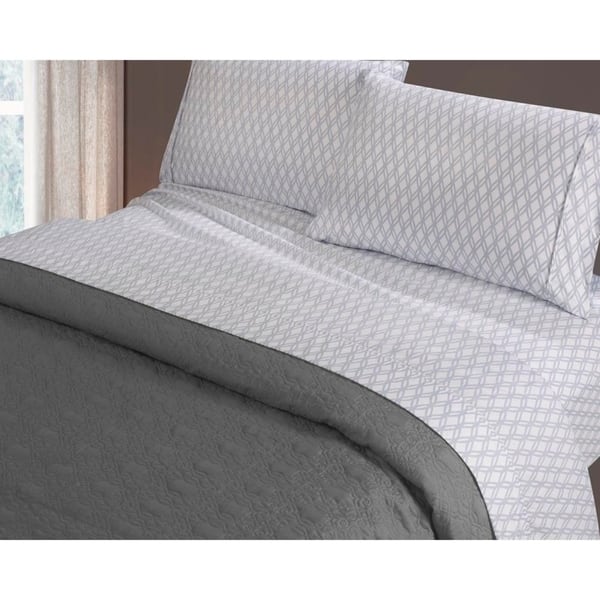 benzoyl peroxide-resistant sheets and towels
