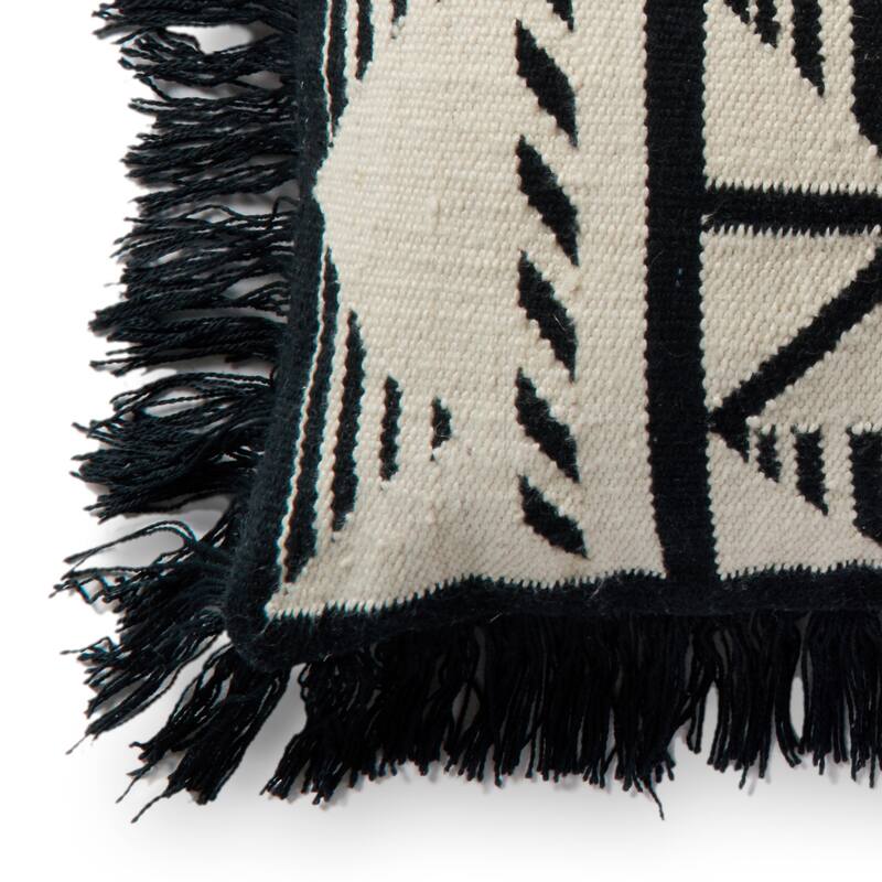 Indoor/ Outdoor Black/ Ivory Southwest 22-inch Throw Pillow with Fringe