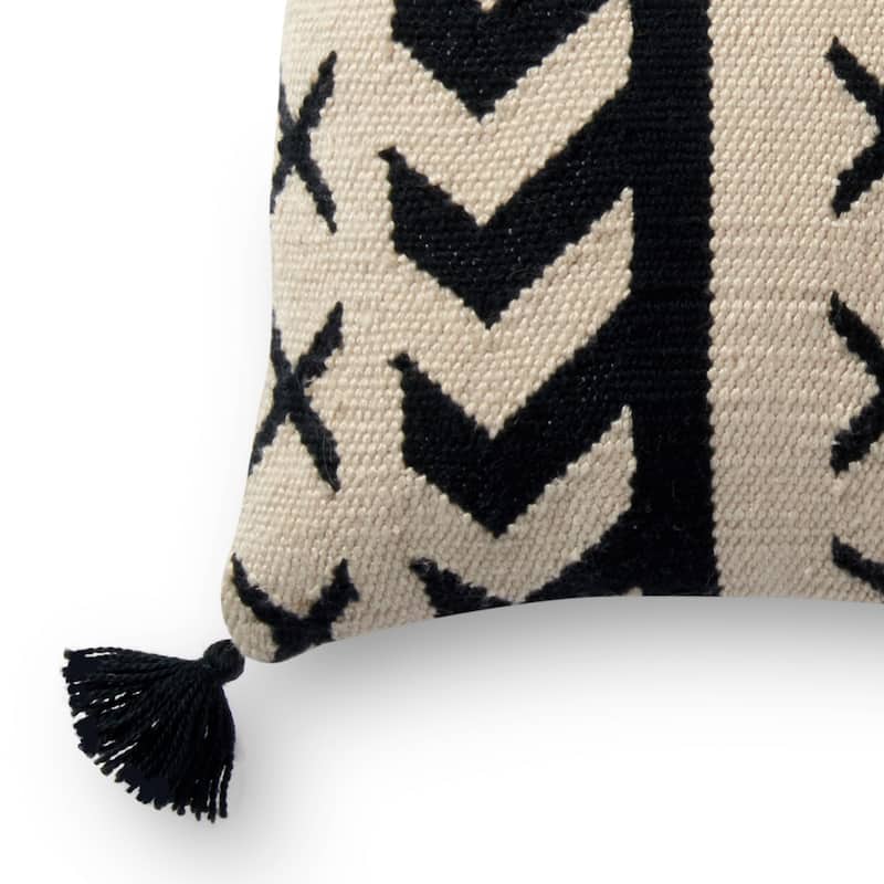 Indoor/ Outdoor Black/ Ivory Southwest 22-inch Pillow Cover with Tassles