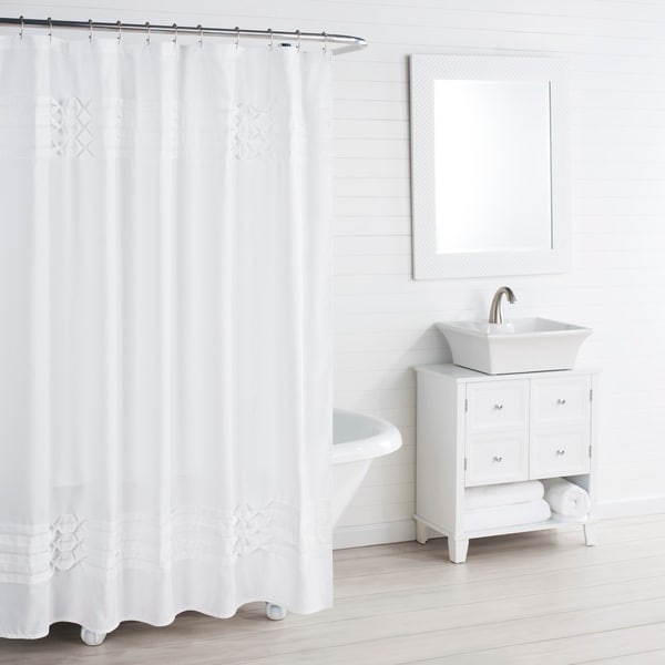 https://ak1.ostkcdn.com/images/products/22990083/City-Scene-Triple-Diamond-White-Shower-Curtain-ff67033f-5203-4fe0-b047-57d40bf3ad97_600.jpg