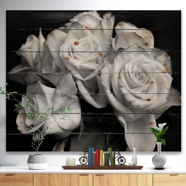 Designart 'Bunch of Roses Black and White' Floral Art Print on Natural Pine Wood