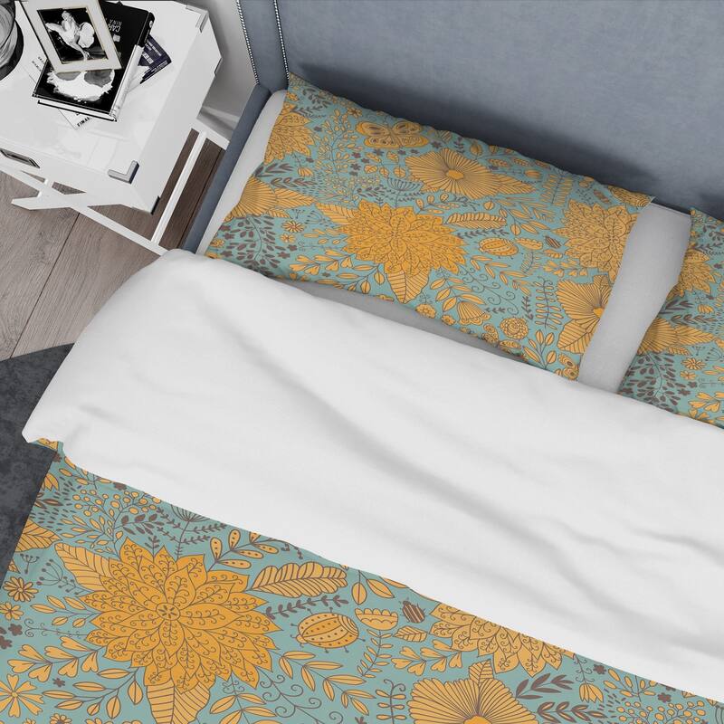 Designart 'Flower Pattern Botanic Texture' Bohemian & Eclectic Bedding Set - Duvet Cover & Shams