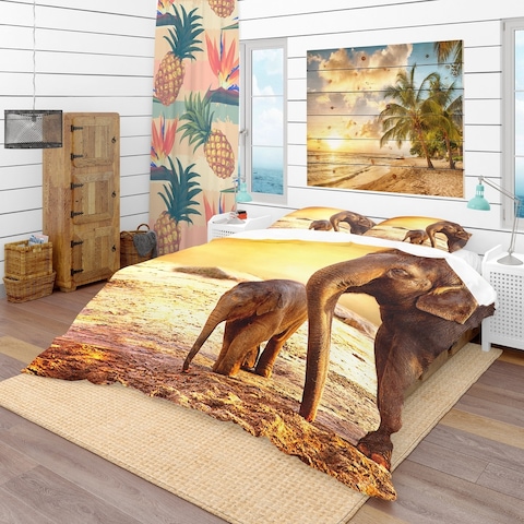 Designart 'Elephant Mother and Baby Outdoors' Tropical Bedding Set - Duvet Cover & Shams