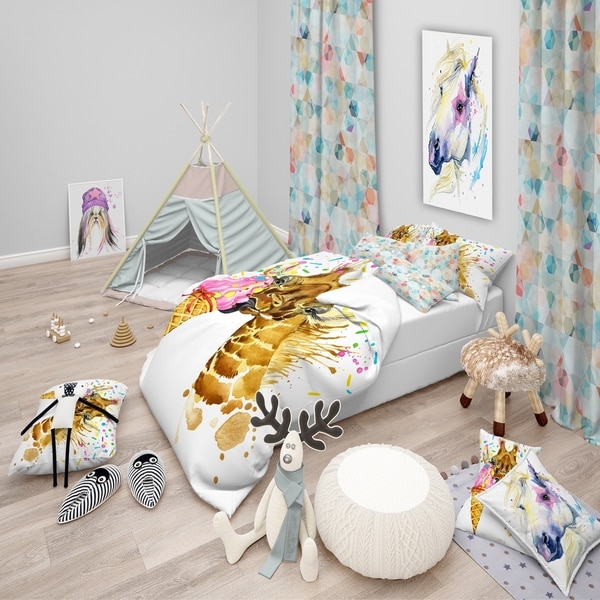 Designart 'Giraffe Eating Ice Cream Watercolor' Tropical Bedding