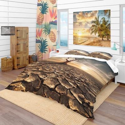 Designart 'Lonely Dead Tree in Cracked Land' Modern & Contemporary Bedding Set - Duvet Cover & Shams