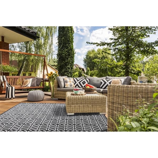 https://ak1.ostkcdn.com/images/products/23586625/Monroe-Home-Black-5x8-Indoor-Outdoor-Rug-5-x-8-e1d8e031-d9b0-4bef-b984-40f575f5f73a_600.jpg?impolicy=medium