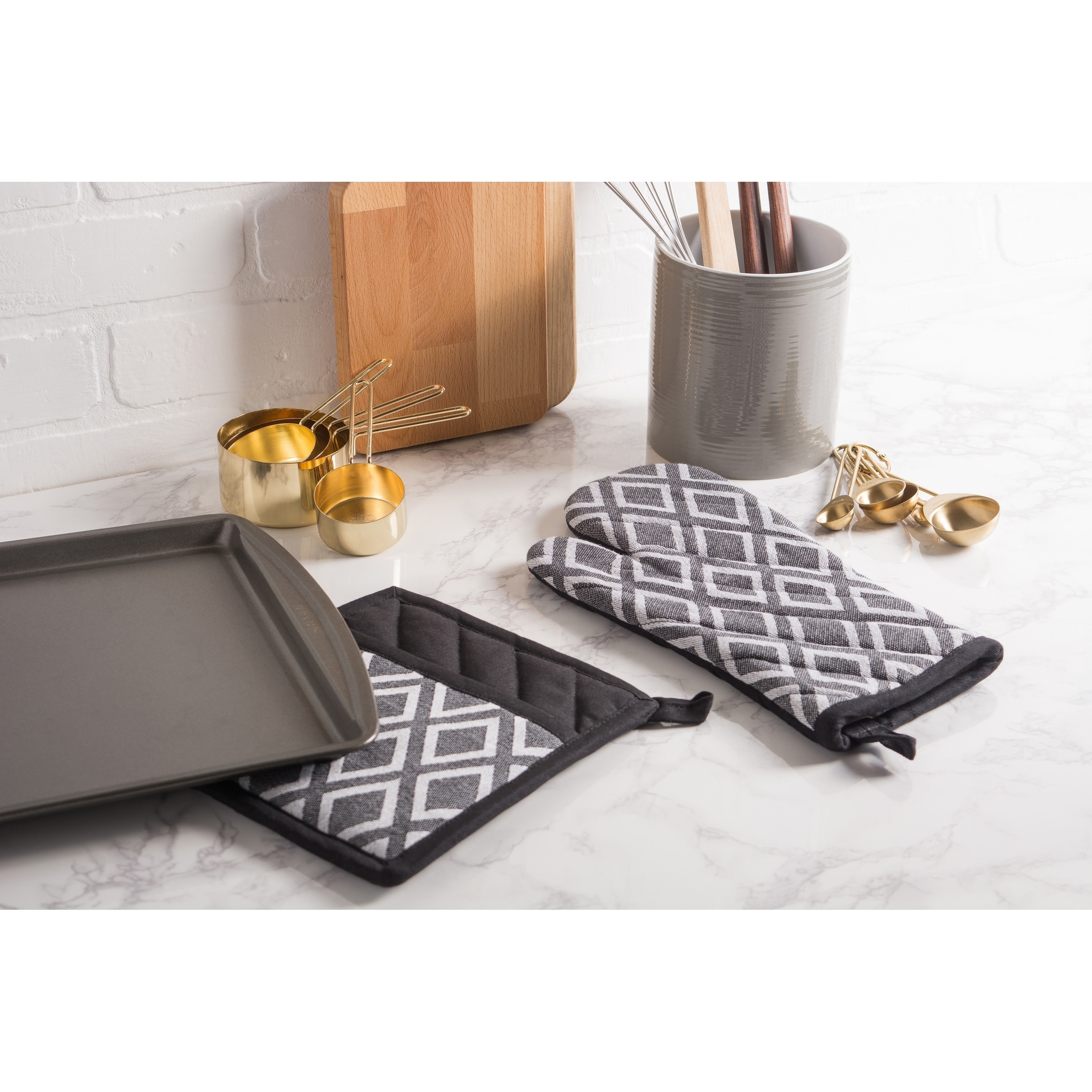 DII Black and White Herringbone Potholder (Set of 2) - Heat Resistant 100%  Cotton Pot Holders for Cooking - 8x8.5-in - Washable and Durable in the  Kitchen Towels department at