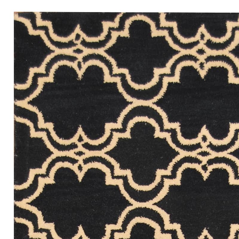 Handmade Trellis Wool Rug (India) - 2'7 x 8'