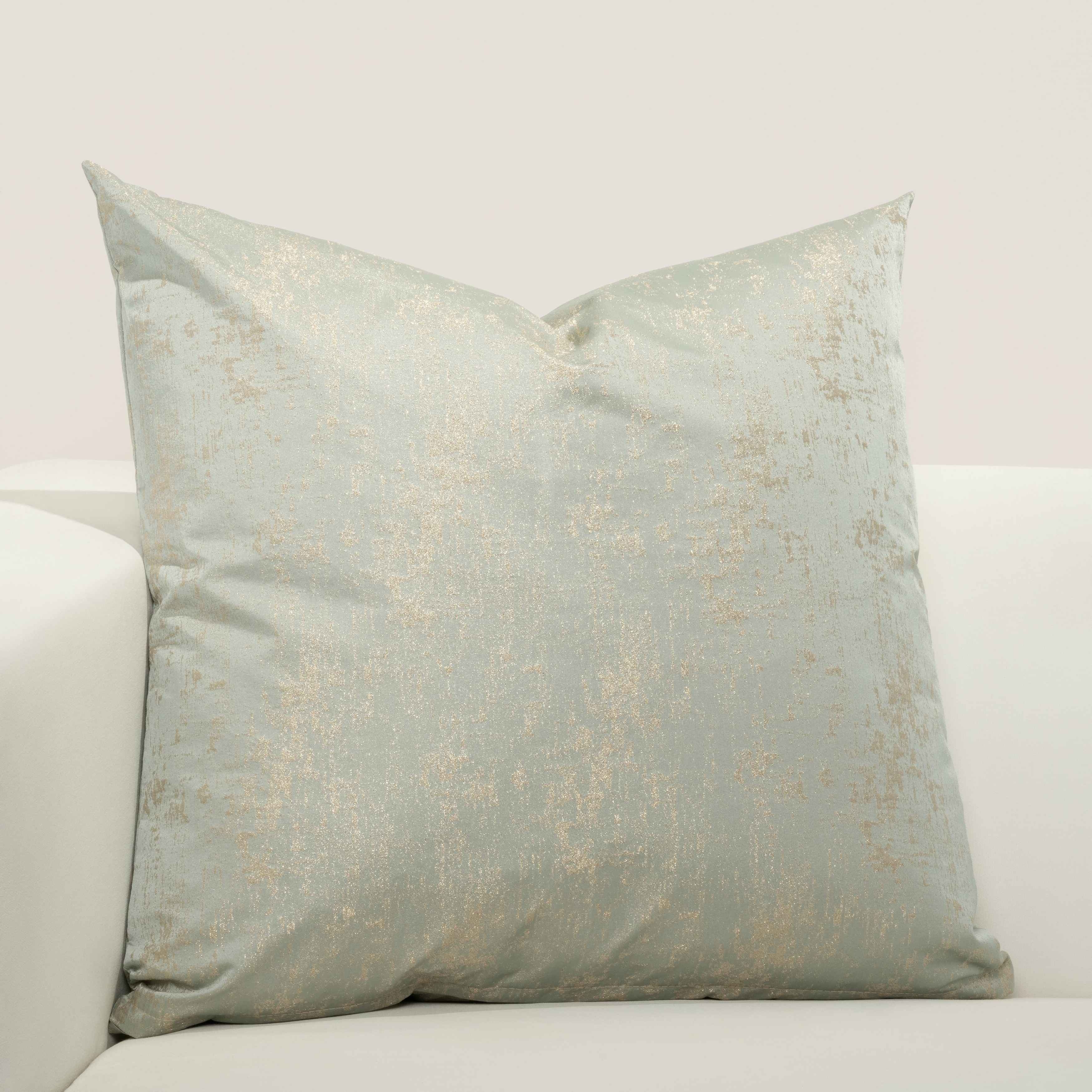 F Scott Fitzgerald 'Golden Hours' Washable Velvet Throw Pillow - On Sale -  Bed Bath & Beyond - 25580890