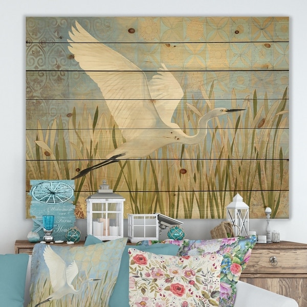Designart 'Snowy Egret in Flight vII' Farmhouse Print on Natural Pine Wood - Green/White