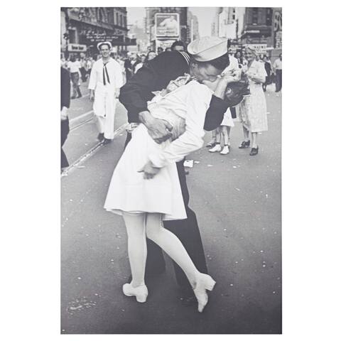 American Art Decor Kissing on VJ Day by Alfred Eisenstaedt Canvas Art - Black