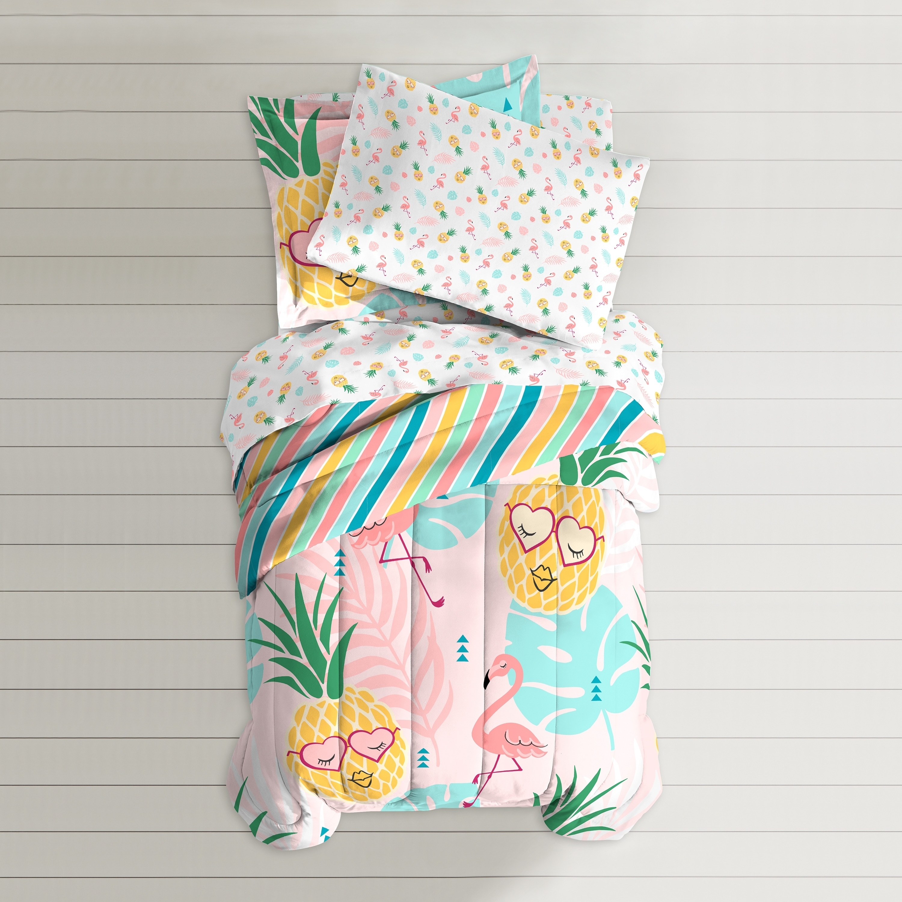 Dream Factory Pineapple 7-Piece Bed in a Bag with Sheet Set