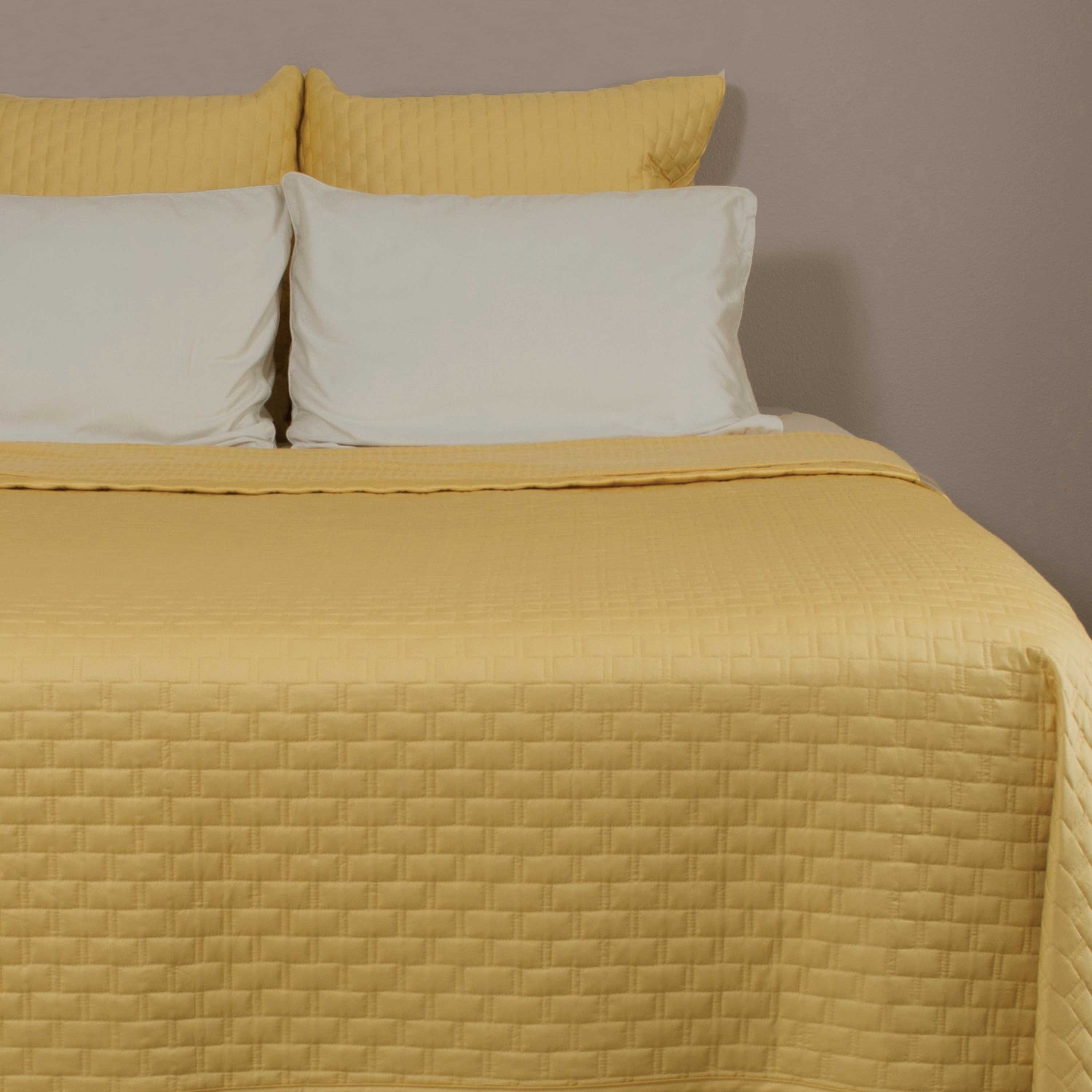 BedVoyage Rayon Viscose Bamboo Quilted Coverlet Hypoallergenic Queen, Champagne