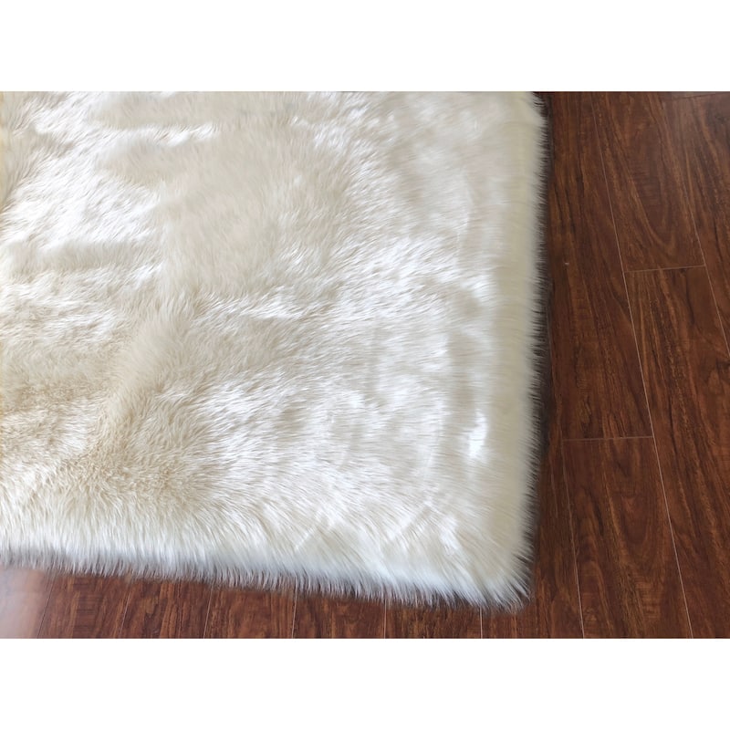 Silver Orchid Nansen Luxurious Faux Sheepskin Square Shape Shag Area Rug