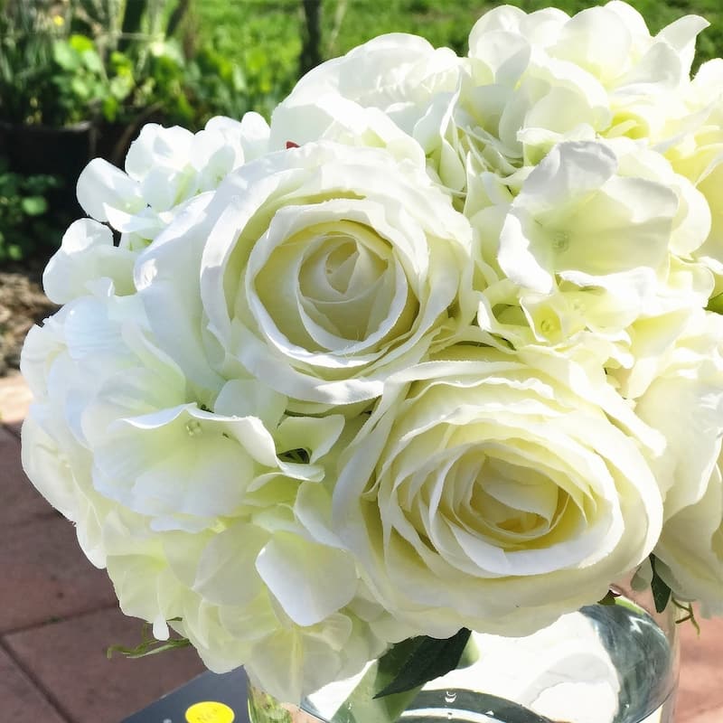 Enova Home Artificial Cream Silk Roses and Hydrangea Fake Flowers Arrangement in Clear Round Glass Vase with Faux Water