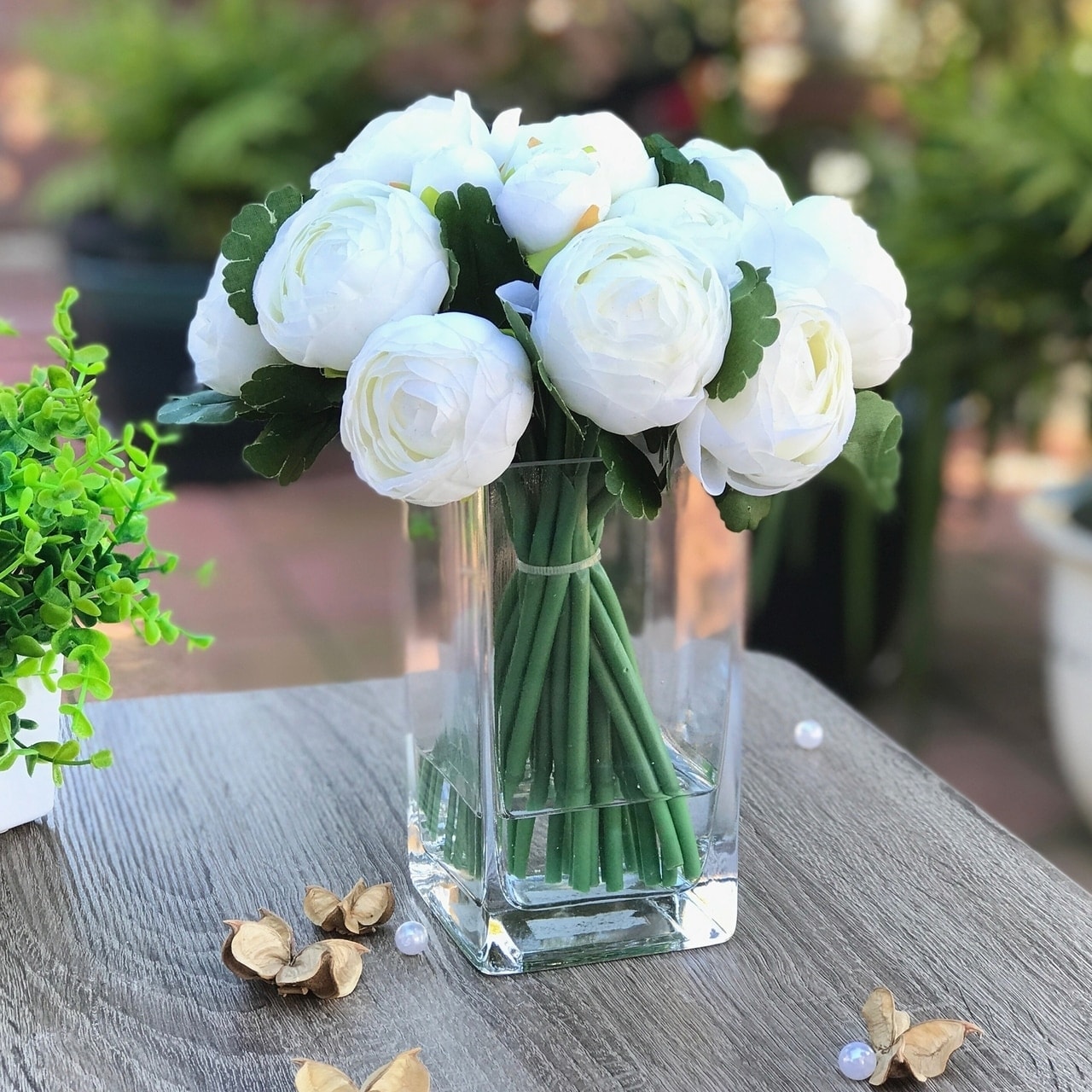 Shop Enova Home Cream Artificial Ranunculus Flower Arrangement With Clear Glass Vase Overstock 27754796