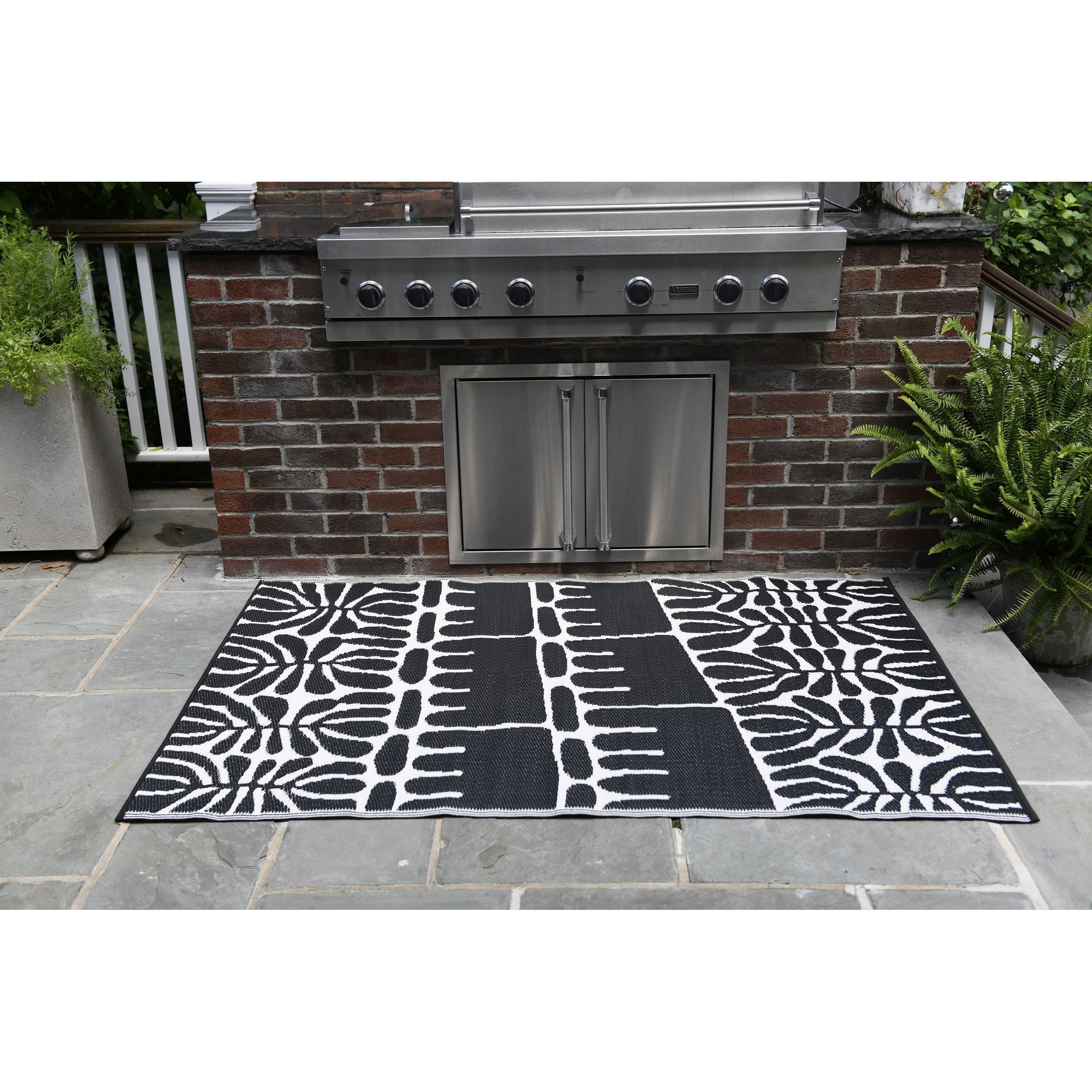 Fab Habitat Serowe Recycled Plastic Rug - Black 4' x 6