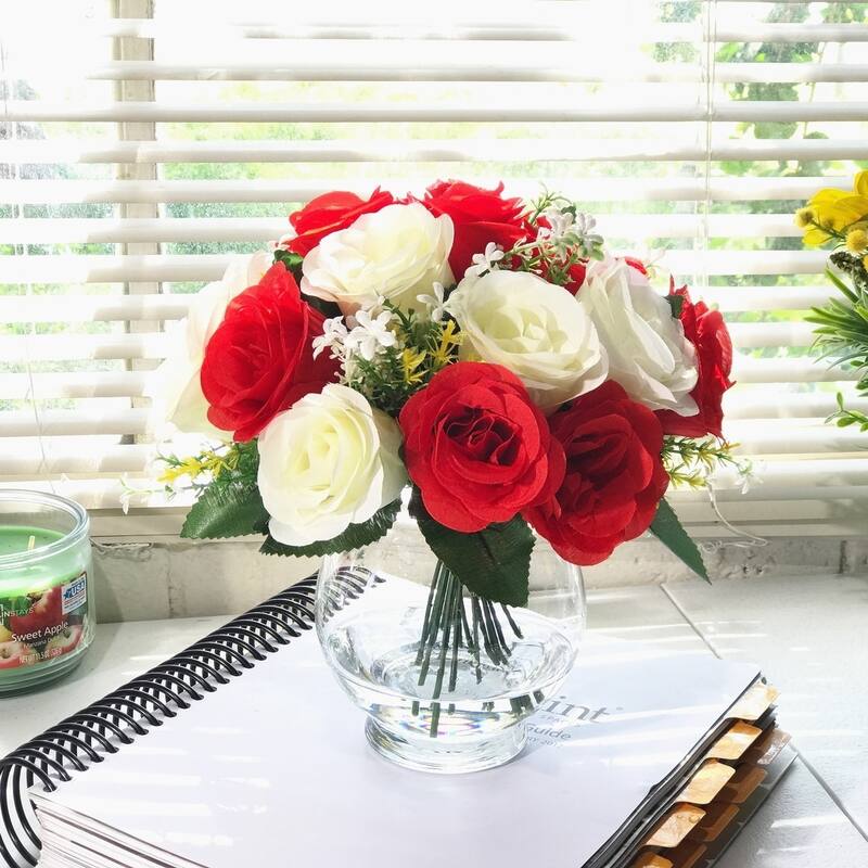 ENova Home Artificial Mixed Silk Roses Fake Flowers Arrangement in Clear Glass Vase with Faux Water for Home Office Decor