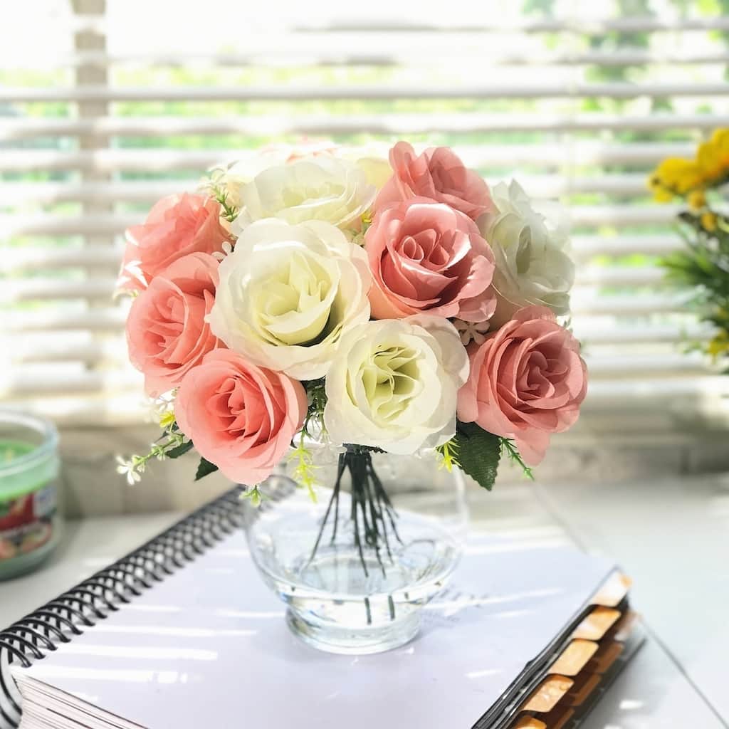 ENova Home Artificial Mixed Silk Roses Fake Flowers Arrangement in Clear Glass Vase with Faux Water for Home Office Decor