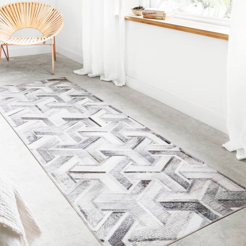Alexander Home Davide Printed Faux Cowhide Area Rug - 2' 6" x 7' 6" - Silver/ Ivory