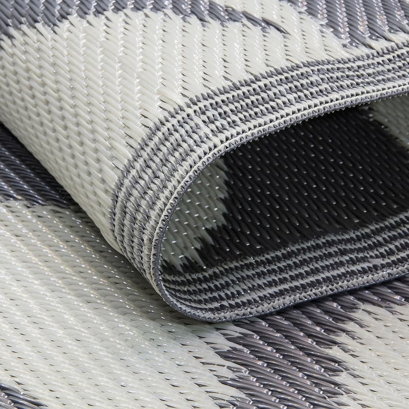 Lightweight Indoor Outdoor Reversible Area Rug -5.9 x 8.9 Feet - Leaf Pattern - N/A