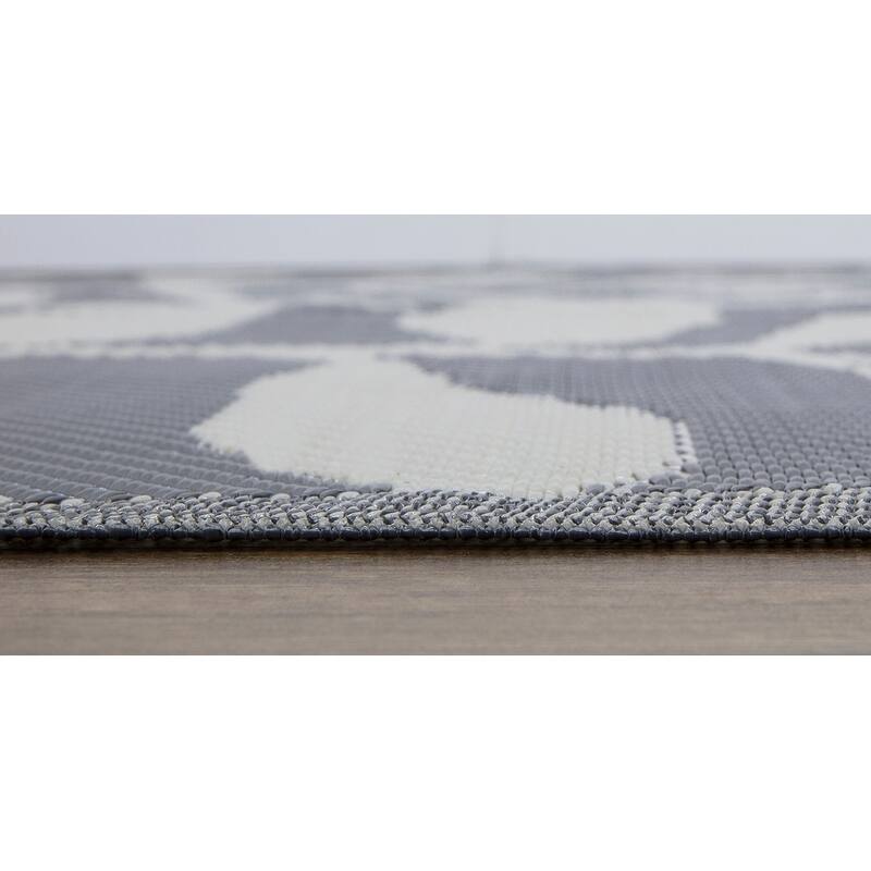 Lightweight Indoor Outdoor Reversible Area Rug -5.9 x 8.9 Feet - Leaf Pattern - N/A