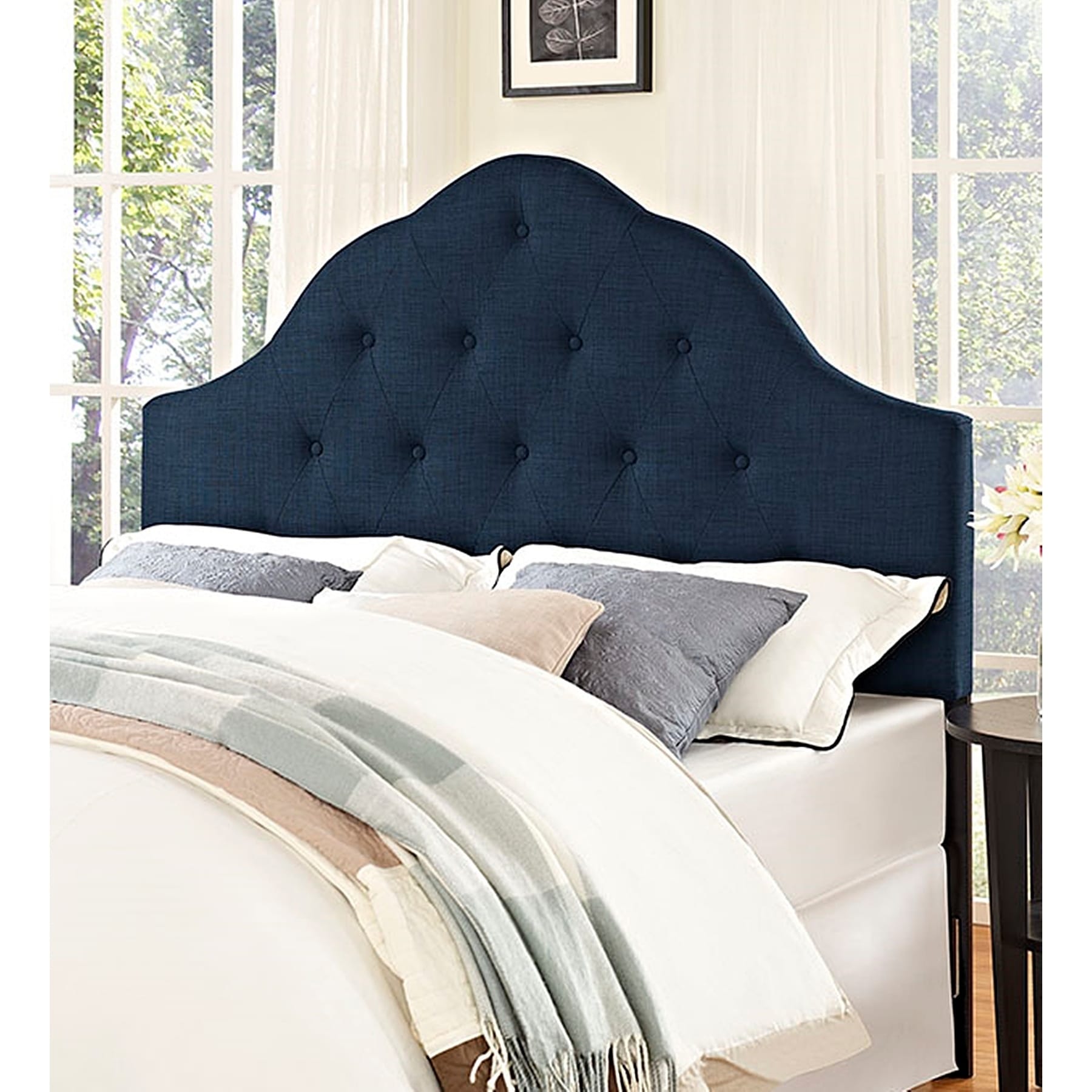 Кровать с полукруглым изголовьем. Кровать «Headboard button». Queen Bed with Arabelle Tufted Headboard. Кровать с мягким изголовьем. Кровать с мягкой спинкой.