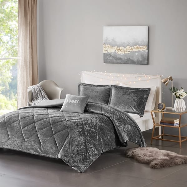 Shop Intelligent Design Isabel Velvet Duvet Cover Set On Sale