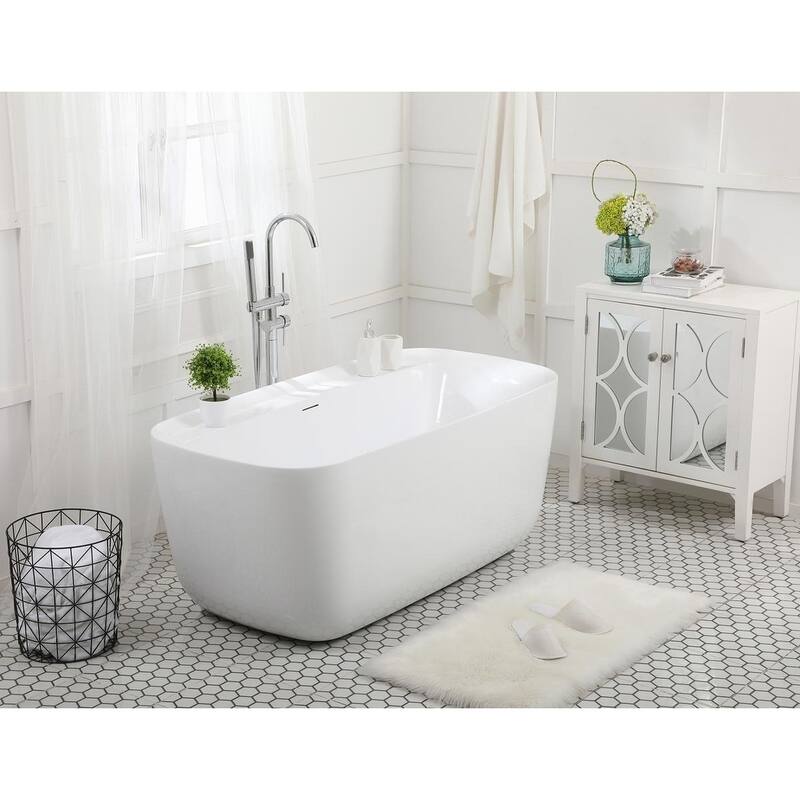 Soaking bathtub in glossy white