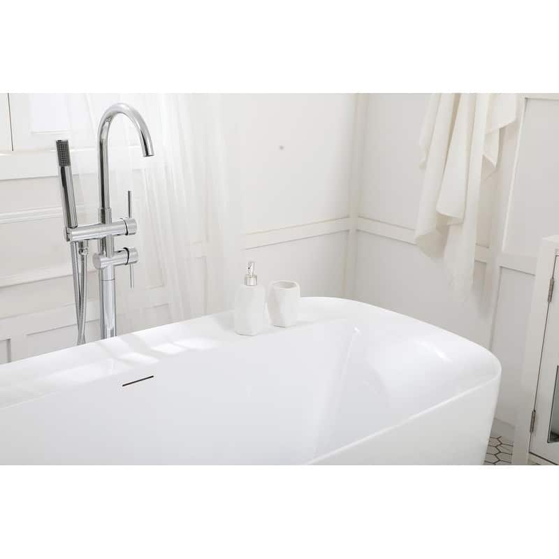Soaking bathtub in glossy white