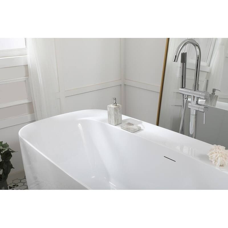 Soaking bathtub in glossy white