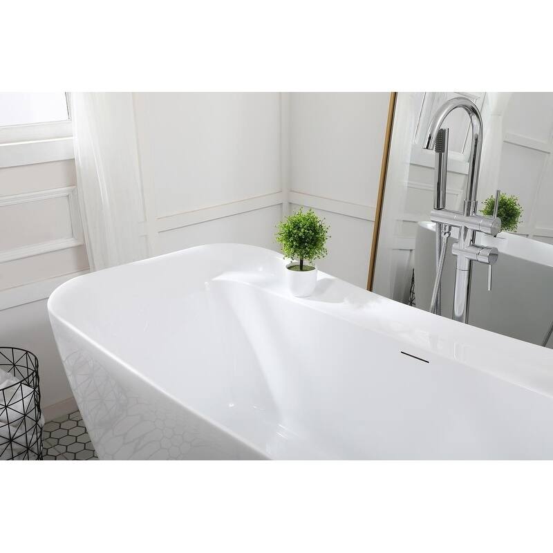 Soaking bathtub in glossy white
