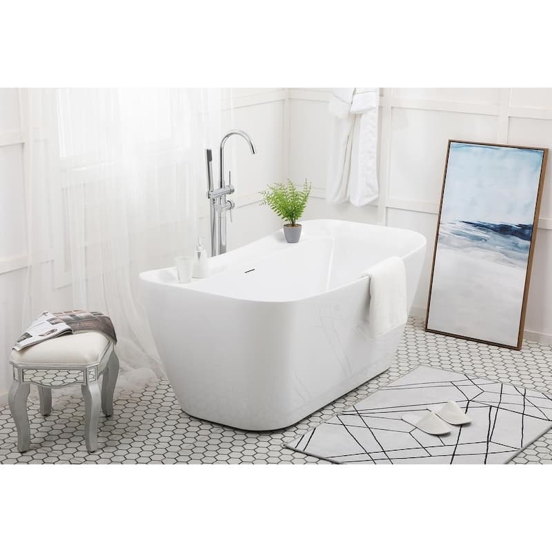 Soaking bathtub in glossy white