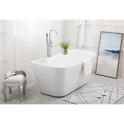 Soaking bathtub in glossy white