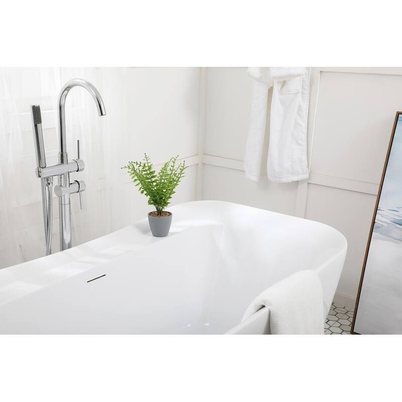 Soaking bathtub in glossy white