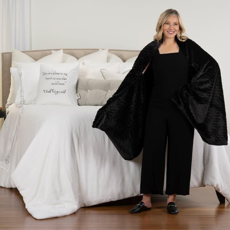 F. Scott Fitzgerald's Luxurious Faux-Fur Flapper Wrap - Black - Chevron