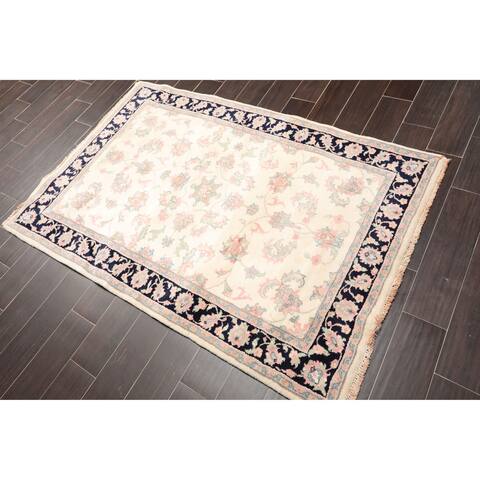 Hand Knotted Wool Plush Pile Oriental Area Rug (4'1"x6') - 4'1" x 6'