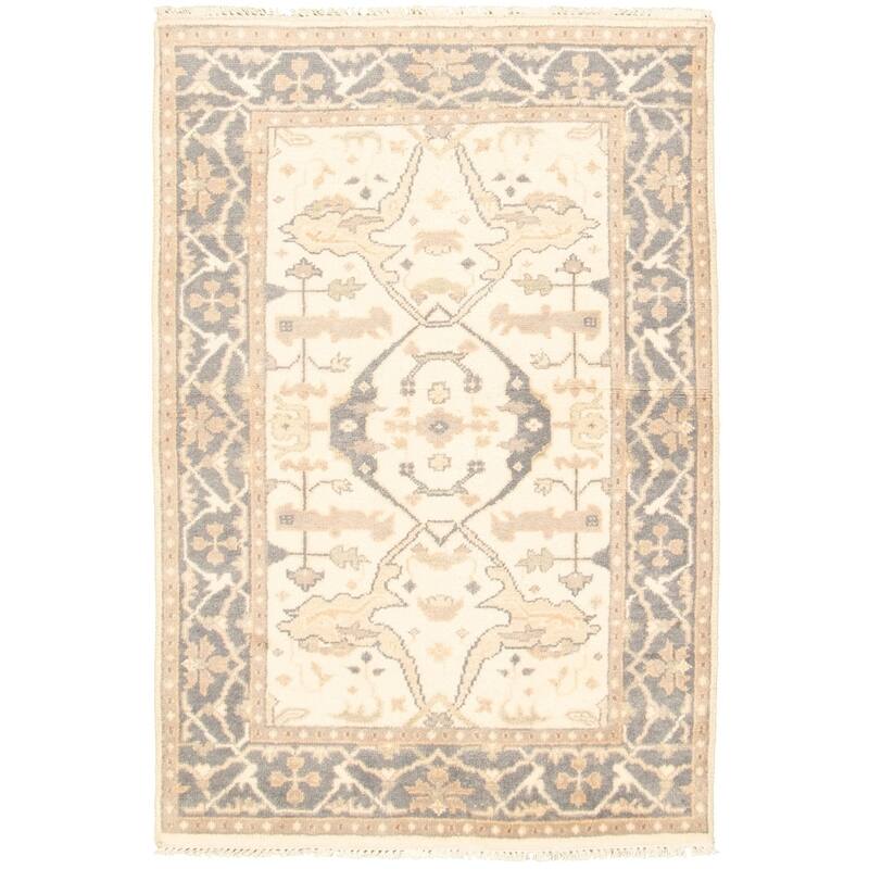 Hand-knotted Royal Ushak Cream Wool Rug - 4'1 x 6'0/4'1" x 6'0"