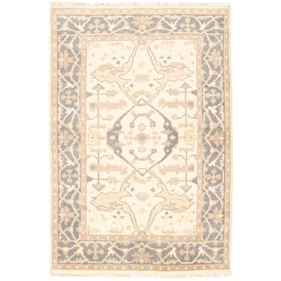 Hand-knotted Royal Ushak Cream Wool Rug - 4'1 x 6'0/4'1" x 6'0"
