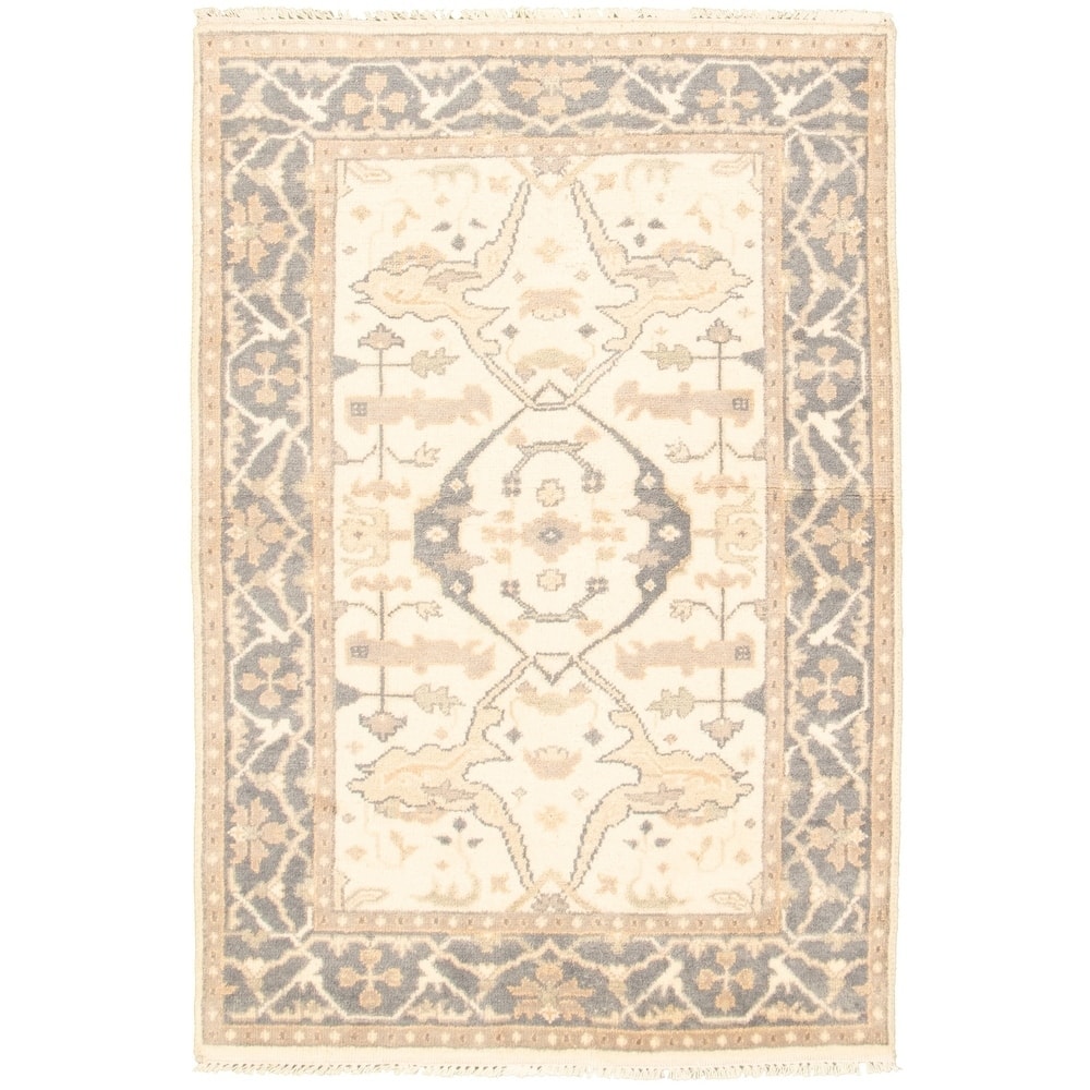 Hand-knotted Royal Ushak Cream Wool Rug - 4'1 x 6'0/4'1" x 6'0"