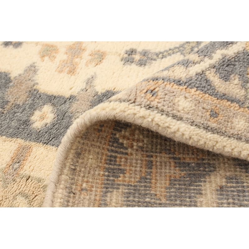 Hand-knotted Royal Ushak Cream Wool Rug - 4'1 x 6'0/4'1" x 6'0"