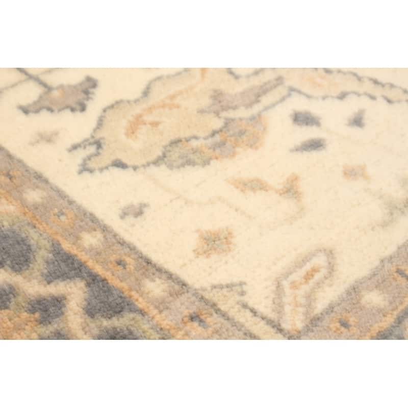 Hand-knotted Royal Ushak Cream Wool Rug - 4'1 x 6'0/4'1" x 6'0"