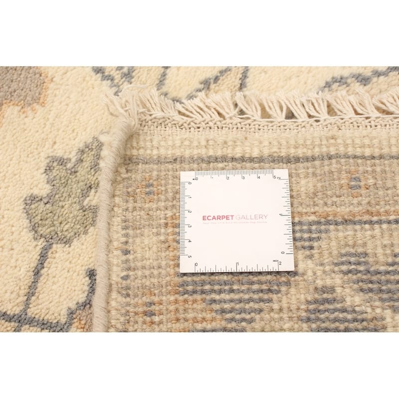 Hand-knotted Royal Ushak Cream Wool Rug - 4'1 x 6'0/4'1" x 6'0"