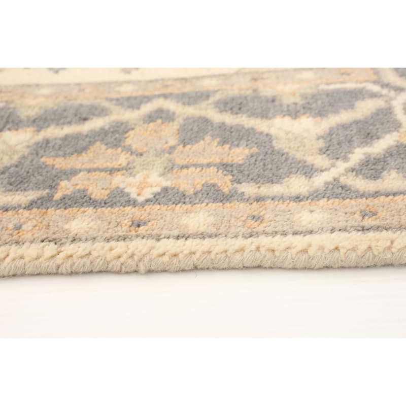 Hand-knotted Royal Ushak Cream Wool Rug - 4'1 x 6'0/4'1" x 6'0"