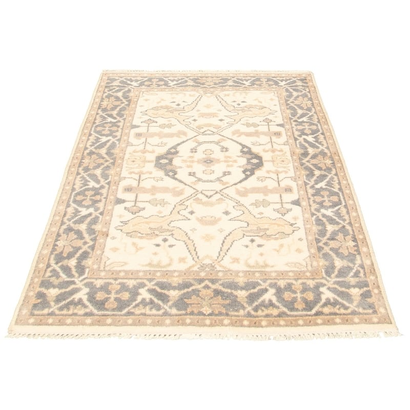 Hand-knotted Royal Ushak Cream Wool Rug - 4'1 x 6'0/4'1" x 6'0"