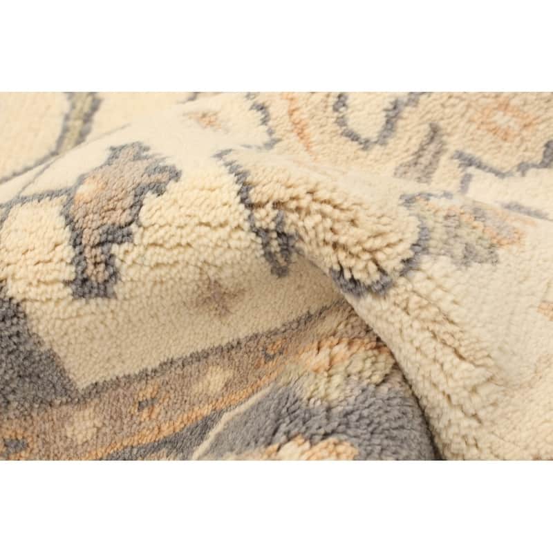 Hand-knotted Royal Ushak Cream Wool Rug - 4'1 x 6'0/4'1" x 6'0"