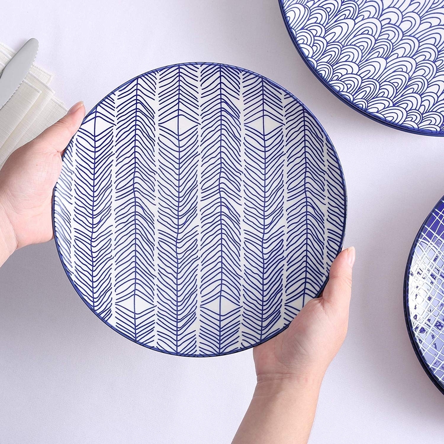 Details about   Pack Of 4 White And Blue Geometric Focus Porcelain Round Dinner Entree Plates 